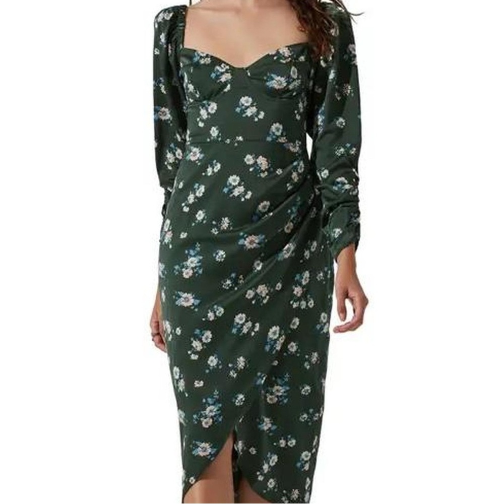 Astr Green Sheath Dress with Bishop Sleeves and Sweetheart Neckline